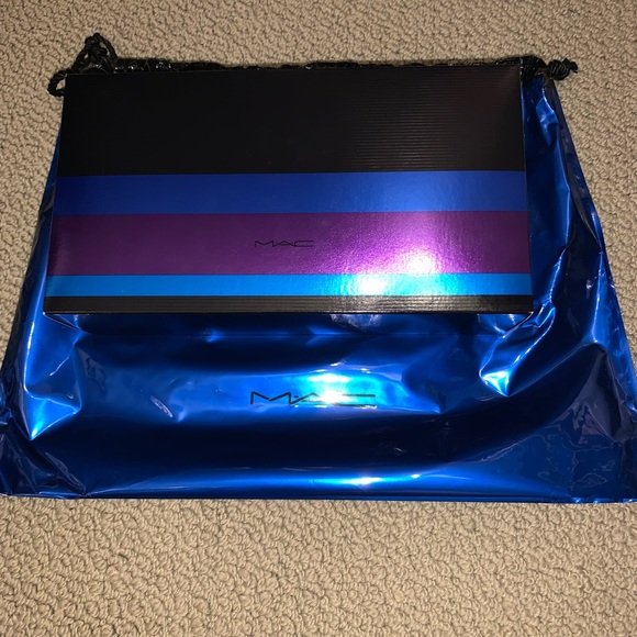 MAC cosmetics Enchanted Red Lip Gift set with bag - Picture 3 of 4